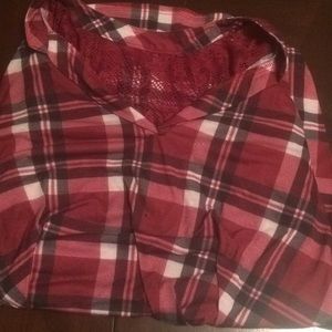 A light median sleeved shirt